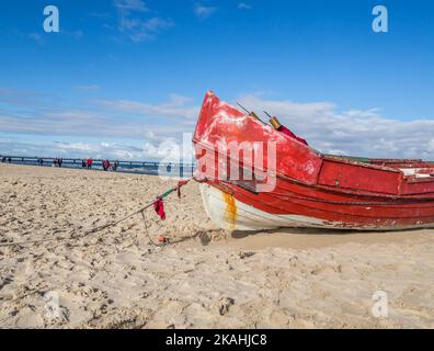 Bateau de pêche sur la plage de la mer Baltique à Usedom Banque D'Images