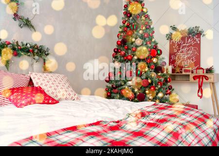 Chambre décorée sur le thème de Noël dans des couleurs claires avec le mauvais et l'arbre de Noël. Carte postale, arrière-plan Banque D'Images