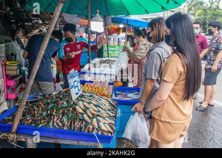 Poisson fesh pêché à vendre dans un marché thaïlandais de poissons de rue en Thaïlande Banque D'Images