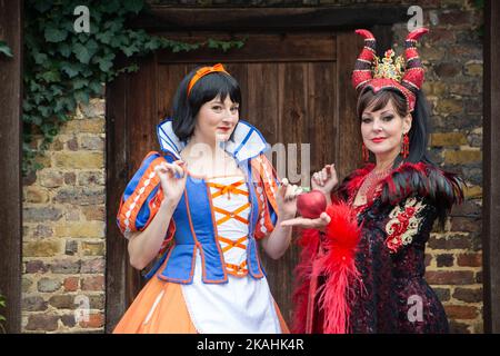 Londres, Royaume-Uni. 02nd novembre 2022. Hannah Lowther en tant que Blanche-neige et Ruthie Hensharm en tant que Reine méchante, une partie de la distribution de ÕSnow White et des sept DwarfsÕ photographiés à Cannizaro House, Wimbledon. Le pantomime sera affiché au nouveau théâtre de Wimbledon à Noël. Date de la photo:mercredi 2 novembre. Le crédit photo devrait se lire crédit: Katie Collins/Alay Live News Banque D'Images