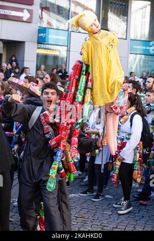 Un jeune homme pose avec une poupée pleine de boîtes lors de la Parade des boîtes à Porto. La Parade des canettes de la Fédération académique de Porto (FAP) a amené 70 mille personnes au centre-ville de Porto. Après deux ans d'interruption, le défilé bruyant est retourné dans les rues de Porto, à l'événement qui est le point culminant de la semaine de réception Freshman organisée par l'académie des étudiants de Porto. C'est un défilé d'étudiants qui remplit les rues de joie et de couleur. Banque D'Images