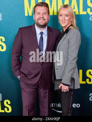 West Hollywood, États-Unis. 02nd novembre 2022. WEST HOLLYWOOD, LOS ANGELES, CALIFORNIE, ÉTATS-UNIS - NOVEMBRE 02 : James Corden, comédien anglais, chanteur et animateur de télévision, et Julia Carey, femme et productrice de télévision anglaise, arrivent à la première à Los Angeles de la saison 1 des mammifères d'Amazon Prime Video, qui s'est tenue à l'hôtel West Hollywood EDITION sur 2 novembre 2022 à West Hollywood, Los Angeles, Californie, États-Unis. ( Credit: Image Press Agency/Alamy Live News Banque D'Images