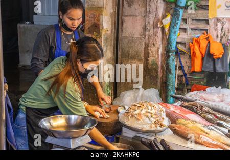 Poisson fesh pêché à vendre dans un marché thaïlandais de poissons de rue en Thaïlande Banque D'Images