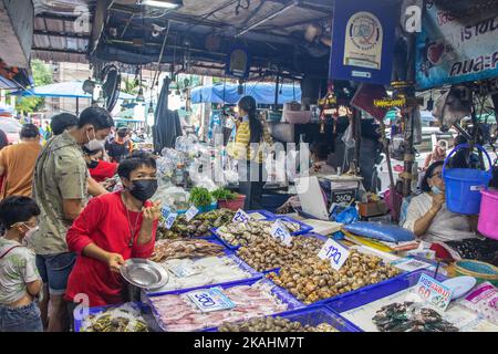 Poisson fesh pêché à vendre dans un marché thaïlandais de poissons de rue en Thaïlande Banque D'Images