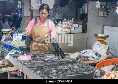 Poisson fesh pêché à vendre dans un marché thaïlandais de poissons de rue en Thaïlande Banque D'Images