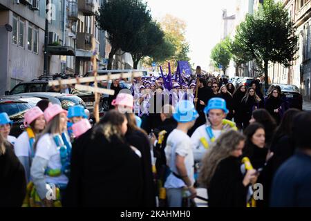 Porto, Portugal. 30th octobre 2022. Les étudiants ont vu marcher dans les rues de Porto pendant la Parade des canettes. La Parade des canettes de la Fédération académique de Porto (FAP) a amené 70 mille personnes au centre-ville de Porto. Après deux ans d'interruption, le défilé bruyant est retourné dans les rues de Porto, à l'événement qui est le point culminant de la semaine de réception Freshman organisée par l'académie des étudiants de Porto. C'est un défilé d'étudiants qui remplit les rues de joie et de couleur. (Image de crédit : © Telmo Pinto/SOPA Images via ZUMA Press Wire) Banque D'Images