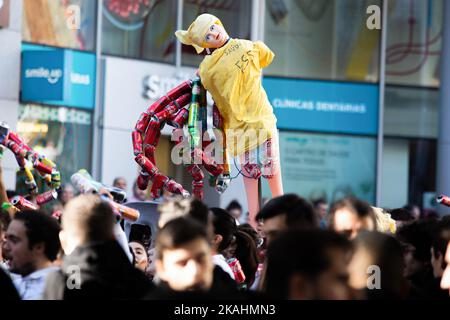 Une poupée pleine de canettes vu en train d'être agité dans les airs pendant la parade des canettes à Porto. La Parade des canettes de la Fédération académique de Porto (FAP) a amené 70 mille personnes au centre-ville de Porto. Après deux ans d'interruption, le défilé bruyant est retourné dans les rues de Porto, à l'événement qui est le point culminant de la semaine de réception Freshman organisée par l'académie des étudiants de Porto. C'est un défilé d'étudiants qui remplit les rues de joie et de couleur. (Photo par Telmo Pinto / SOPA Images / Sipa USA) Banque D'Images