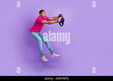 Pleine photo de profil de la personne impressionnée bras de saut tenir la roue isolée sur fond violet couleur Banque D'Images