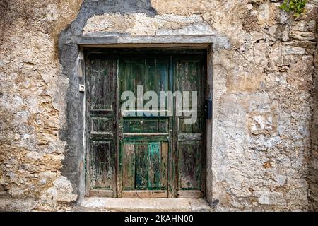 Porte bordée dans les petites rues de la ville montagneuse d'Erice, dans l'ouest de la Sicile, en Italie Banque D'Images