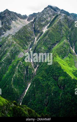 Belles montagnes et cascades en arrière-plan. Shrikhet Mahadev Kailash Himalaya Yatra. Himachal Pradesh Inde. Banque D'Images