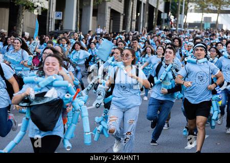 Porto, Portugal. 30th octobre 2022. Les étudiants sont vus se précipitant dans les rues pendant la parade des canettes à Porto. La Parade des canettes de la Fédération académique de Porto (FAP) a amené 70 mille personnes au centre-ville de Porto. Après deux ans d'interruption, le défilé bruyant est retourné dans les rues de Porto, à l'événement qui est le point culminant de la semaine de réception Freshman organisée par l'académie des étudiants de Porto. C'est un défilé d'étudiants qui remplit les rues de joie et de couleur. (Image de crédit : © Telmo Pinto/SOPA Images via ZUMA Press Wire) Banque D'Images