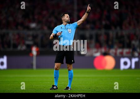 Munich, Allemagne. 01 novembre 2022. Arbitre Ivan Kruzliak gestes lors du match de football de l'UEFA Champions League entre le FC Bayern Munich et le FC Internazionale. Nicolò Campo/Alay Live News Banque D'Images