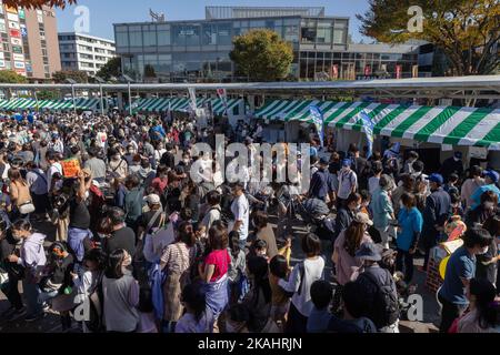 Yokohama, Japon. 03rd novembre 2022. Les foules se rassemblent dans les stands de nourriture pendant le déjeuner au Festival des citoyens de Tsuzuki-Ku, Yokohama. Au Japon, 3 novembre est une fête nationale appelée jour de la culture. Crédit : SOPA Images Limited/Alamy Live News Banque D'Images