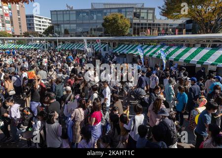 Les foules se rassemblent dans les stands de nourriture pendant le déjeuner au Festival des citoyens de Tsuzuki-Ku, Yokohama. Au Japon, 3 novembre est une fête nationale appelée jour de la culture. (Photo de Stanislav Kogiku / SOPA Images/Sipa USA) Banque D'Images