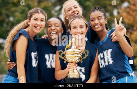 Trophée, sport et vainqueur femmes célébration de l'équipe portrait pour la compétition internationale de netball ou événement de jeu avec soutien, travail d'équipe et réalisation Banque D'Images