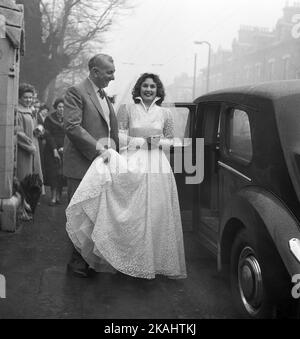 Mariage de M. et Mme Francis du 23 Myrtle Road, Londres E17 c1952 Père de la mariée avec sa fille à l'extérieur de l'église Saint-Sauveur, Walthamstow pour la réception. Photo de Tony Henshaw Archive Banque D'Images