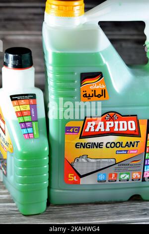 Le Caire, l'Egypte, le 14 septembre 2022: Liquide de refroidissement moteur Rapido - 5 litres, non moussant et protège les pièces de la corrosion pour la durabilité, formulé pour fournir Banque D'Images