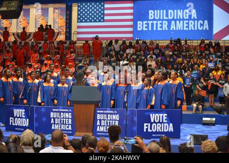 Miami Gardens, États-Unis. 01st novembre 2022. Des choristes assistent à un rassemblement à l'Université Memorial de Floride sur 01 novembre 2022, dans les jardins de Miami, en Floride. Biden faisait campagne pour le candidat du Sénat américain, le Rep. Val Demings (D-FL) et le candidat du poste de gouverneur Charlie Crist avant l'élection générale de 8 novembre. (Photo de JL/Sipa USA) crédit: SIPA USA/Alay Live News Banque D'Images