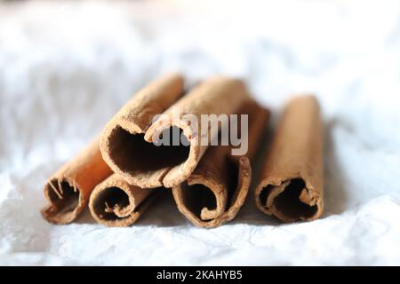 Gros plan de bâtons de cannelle sur fond blanc Banque D'Images