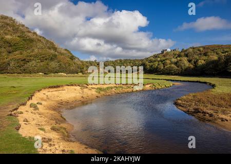 Pill de Pennard qui coule dans trois Cliffs Bay surplombait le château de Pennard, la péninsule de Gower, pays de Galles Banque D'Images