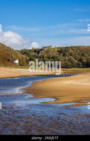 Pill de Pennard qui coule dans trois Cliffs Bay surplombait le château de Pennard, la péninsule de Gower, pays de Galles Banque D'Images