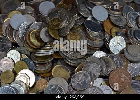 Pile de vieilles pièces de différentes valeurs de différents pays du monde, pile de vieilles pièces rétro millésime de divers pays, monnaie backgrou Banque D'Images
