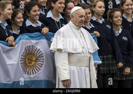 Le pape François pose une photo avec des étudiants argentins lors de son audience générale hebdomadaire sur la place Saint-Pierre dans la Cité du Vatican, au Vatican. Le pape François a accueilli mercredi les membres du Cirque américain, qui se sont produit lors de son audience générale hebdomadaire, en leur disant qu'ils démontrent l'importance du travail acharné. (Photo de Giuseppe Ciccia/NurPhoto) *** Veuillez utiliser le crédit du champ de crédit *** Banque D'Images