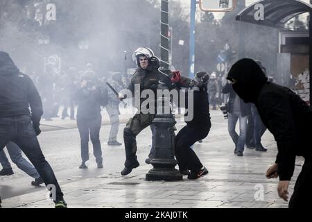 Les manifestants s'affrontent avec la police anti-émeute pendant la grève générale de 24 heures. Athènes, 4 février 2016. Des milliers de personnes ont défilé à travers la Grèce sur 4 février 2016 alors que diverses classes se sont unies par une grève générale paralysante au sujet d'une refonte des retraites qui a déclenché une réaction violente contre le Premier ministre de gauche assiégé Alexis Tsipras. (Photo de Kostis Ntantamis/NurPhoto) *** Veuillez utiliser le crédit du champ de crédit *** Banque D'Images
