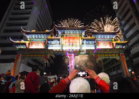 Des feux d'artifice illuminent le ciel au-dessus de l'arche d'amitié de Chinatown, la plus grande au monde, située dans le quartier de Binondo, à Manille, à la veille du nouvel an chinois, le 07 février 2016. Les citoyens philippins et chinois accueillent le nouvel an lunaire chinois qui tombe sur 08 février, qui marque le début de l'année du singe de feu. Banque D'Images