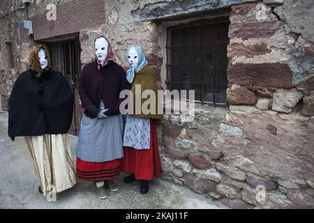 À la compagnie de Devils Luzon les accompagner d'autres personnages nommés mascaritas couvrant son visage avec un tissu blanc en contraste à Luzon (Guadalajara) sur 6 février 2016. Chaque année, Luzon accueille l'un des festivals de carnaval les moins connus, la Fiesta de los Diablos y Mascaritas (Festival des Devils et masques). (Photo de Joaquin Gomez Sastre/NurPhoto) *** Veuillez utiliser le crédit du champ de crédit *** Banque D'Images