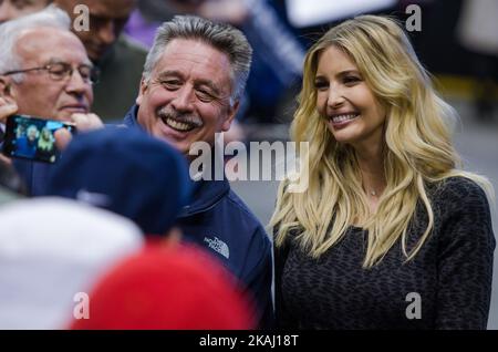 Ivanka Trump, fille de Donald Trump, un candidat républicain à la présidence, s’entretenir avec ses partisans. Donald Trump a organisé lundi soir un rassemblement à la Verizon Wireless Arena de Manchester, dans le New Hampshire. Environ 5 000 partisans se sont rendus dans l'arène la nuit d'une tempête de neige pour encourager M. Trump. Le candidat à la présidence a partagé la scène avec sa fille Ivanka et sa femme Melania, pour exciter la foule et leur rappeler de voter lors des primaires de mardi. 8 février 2016. New Hampshire, États-Unis. (Photo de Monica Jorge/NurPhoto) *** Veuillez utiliser le crédit du champ de crédit *** Banque D'Images