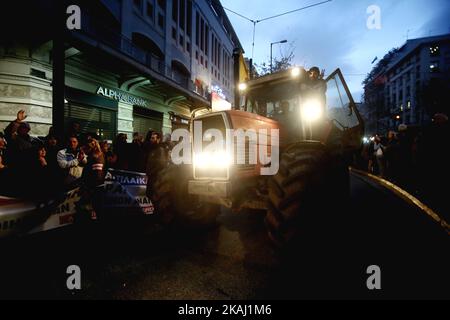 Les agriculteurs de tout le pays marchent avec des tracteurs dans le centre d'Athènes lors d'une manifestation contre la fiscalité et la réforme prévue du système d'assurance sociale. Sur 12 février 2016. (Photo de Panayiotis Tzamaros/NurPhoto) *** Veuillez utiliser le crédit du champ de crédit *** Banque D'Images