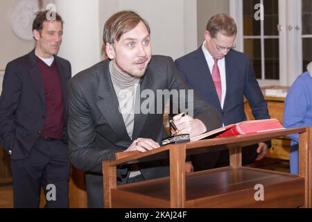 Le jury du Festival international du film de Berlin 66th et l'acteur Lars Eidinger signe le livre d'or à l'hôtel de ville de Berlin, en Allemagne, sur 17 février 2016. (Photo par Emmanuele Contini/NurPhoto) *** Veuillez utiliser le crédit du champ de crédit *** Banque D'Images