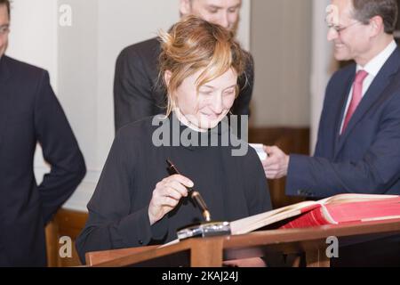 Membre du jury du Festival international du film de Berlin 66th et actrice Alba Rohrwacher signe le livre d'or à l'Hôtel de ville de Berlin, Allemagne sur 17 février 2016. (Photo par Emmanuele Contini/NurPhoto) *** Veuillez utiliser le crédit du champ de crédit *** Banque D'Images