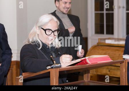 Membre du jury du Festival international du film de Berlin 66th et photographe Brigitte Lacombe signe le livre d'or à l'hôtel de ville de Berlin, en Allemagne, sur 17 février 2016. (Photo par Emmanuele Contini/NurPhoto) *** Veuillez utiliser le crédit du champ de crédit *** Banque D'Images