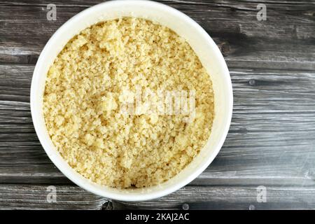 Plat de cuisine arabe de petits granules vapeur de blé dur roulé semolina appelé Koskosi, couscous, kusksi ou kseksu, populaire au Maroc, Algérie, Banque D'Images