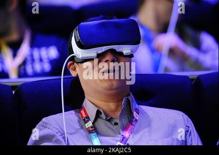 Un homme réagit en utilisant un nouveau Samsung Gear 360 VR , pendant la deuxième journée du Mobile World Congress 2016 à Barcelone, 23rd février 2016. (Photo de Joan Cros/NurPhoto) *** Veuillez utiliser le crédit du champ de crédit *** Banque D'Images
