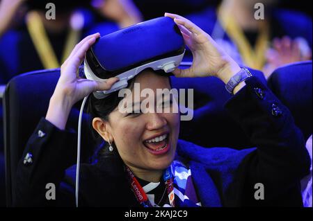 Une femme réagit après avoir utilisé un nouveau Samsung Gear 360 VR , pendant la deuxième journée du Mobile World Congress 2016 à Barcelone, 23rd février 2016. (Photo de Joan Cros/NurPhoto) *** Veuillez utiliser le crédit du champ de crédit *** Banque D'Images