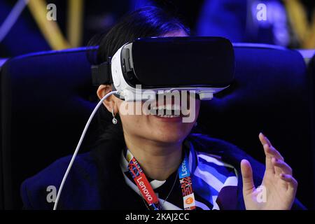 Une femme réagit en utilisant un nouveau Samsung Gear 360 VR , pendant la deuxième journée du Mobile World Congress 2016 à Barcelone, 23rd février 2016. (Photo de Joan Cros/NurPhoto) *** Veuillez utiliser le crédit du champ de crédit *** Banque D'Images