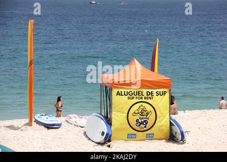 Les habitants et les touristes apprécient les plages du sud de Rio même en semaine. Vue sur les plages d'Ipanema et de Leblon qui étaient dans les eaux claires et calmes l'après-midi de mercredi. (Photo de Luiz Souza/NurPhoto) *** Veuillez utiliser le crédit du champ de crédit *** Banque D'Images