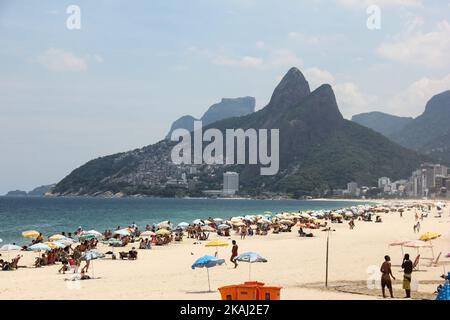 Les habitants et les touristes apprécient les plages du sud de Rio même en semaine. Vue sur les plages d'Ipanema et de Leblon qui étaient dans les eaux claires et calmes l'après-midi de mercredi. (Photo de Luiz Souza/NurPhoto) *** Veuillez utiliser le crédit du champ de crédit *** Banque D'Images