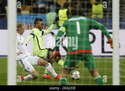 Domagoj Vida (L) de Dynamo vies pour le ballon avec Raheem Sterling (C) de Manchester City, lors du tour 16 de la Ligue des champions de l'UEFA, match de football de première jambe entre Dynamo Kiev et Manchester City au stade Olimpiyskiy de Kiev, Ukraine, le 24 février 2016. (Photo par STR/NurPhoto) *** Veuillez utiliser le crédit du champ de crédit *** Banque D'Images