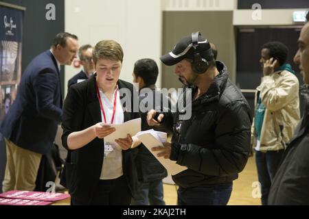 Les visiteurs sont photographiés lors d'un salon de l'emploi pour les réfugiés à l'hôtel Estrel de Berlin sur 29 février 2016. (Photo par Emmanuele Contini/NurPhoto) *** Veuillez utiliser le crédit du champ de crédit *** Banque D'Images