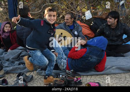 Une famille syrienne vivant dans les rues du port essayant de se réjouir avec de la musique au Pirée sur 2 mars 2016. Les réfugiés sont bloqués en Grèce en raison de la fermeture des frontières de l'ARYM. (Photo de Wassilios Askesopoulos/NurPhoto) *** Veuillez utiliser le crédit du champ de crédit *** Banque D'Images