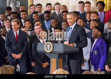 WASHINGTON, DC – mercredi, 2 mars 2016, dans la salle est de la Maison Blanche, le président Obama a accueilli l'entraîneur en chef de l'Alabama Crimson Tide Nick Saban (à l'extrême gauche) et l'équipe de football pour la quatrième fois de sa présidence. Obama a honoré le Tide de Crimson en remportant le championnat national de football 2015-2016, leur quatrième titre national en sept ans. (Photo de Cheriss May/NurPhoto) *** Veuillez utiliser le crédit du champ de crédit *** Banque D'Images