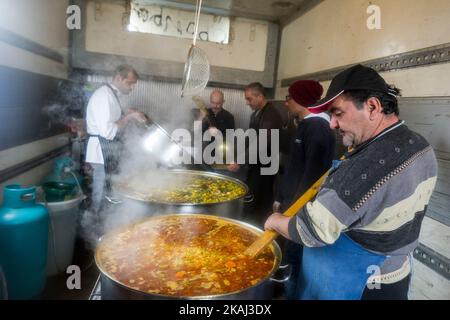 Les cuisiniers des chefs du monde sans frontières cuisinent de la soupe sur 10 mars 2016 dans le camp de réfugiés d'Idomeni, Grèce. Le camp de réfugiés situé à la frontière gréco-macédonienne s'enfonce par la pluie continue dans la boue, de sorte que la situation hygiénique continue de se détériorer. (Photo de Markus Heine/NurPhoto) *** Veuillez utiliser le crédit du champ de crédit *** Banque D'Images