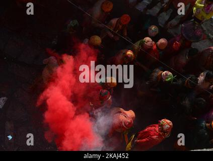 Les adeptes hindous indiens jettent de la poudre colorée et chantent des chansons traditionnelles appelées 'dhamar taal' au temple Radha Rani pendant Lath mar Holi à NandGaon, à environ 53 km de Mathura sur 18 mars, 2016.le deuxième jour du festival Holi, des hommes du village de Raha Barsana, visite à NandGaon, Le village de Lord Krishna pour jouer des holi dans le temple de Lord Krishna, alors des milliers de femmes battent les hommes de Barssana avec des bâtons de bois comme rituel. (Photo de Ritesh Shukla/NurPhoto) *** Veuillez utiliser le crédit du champ de crédit *** Banque D'Images