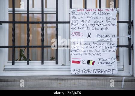 Affiche présentant ses condoléances sur la fenêtre de l'ambassade de Belgique à Varsovie sur 22 mars 2016. Des explosions ont eu lieu à l'aéroport et sur un métro dans le cadre d'une attaque terroriste à Bruxelles contre 22 mars 2016. Banque D'Images