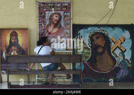 PROVINCE DE PAMPANGA, Philippines - la « Pabasa », une pénitence où un volontaire lit des versets de la bible à travers une chanson, une activité traditionnelle pendant les rites de lenten dans la ville de San Fernando, province de Pampanga le Vendredi Saint, 25 mars 2016. (Photo de George Calvelo/NurPhoto) *** Veuillez utiliser le crédit du champ de crédit *** Banque D'Images