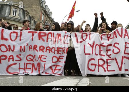 Des milliers de personnes ont défilé le 31 mars 2016 en Alsace contre Bill Working Myriam El Khomri. Ils étaient environ 80 manifestants dans les rues de Haguenau ce matin et près de 450 à Colmar avant la préfecture du Haut-Rhin en fin de matinée. Cet après-midi, 2000 personnes étaient présentes place de la Bourse à Mulhouse et Strasbourg, entre 5000 personnes, la police et 9000 selon la CGT ont défilé dans les rues du centre-ville. (Photo par Elyxandro Cegarra/NurPhoto) *** Veuillez utiliser le crédit du champ de crédit *** Banque D'Images